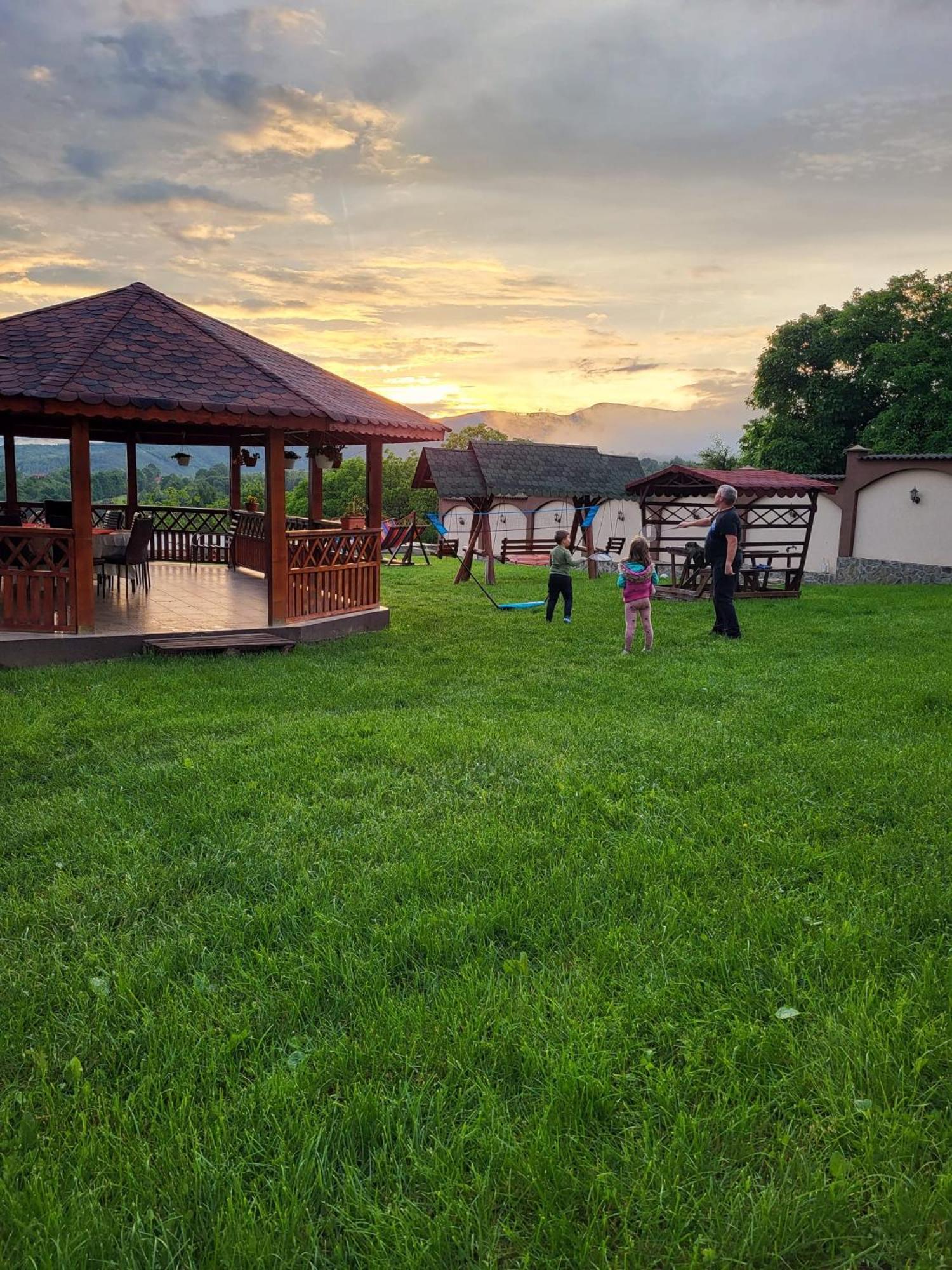 Conacul Lui Bulica Hotel Novaci-Străini Exterior foto