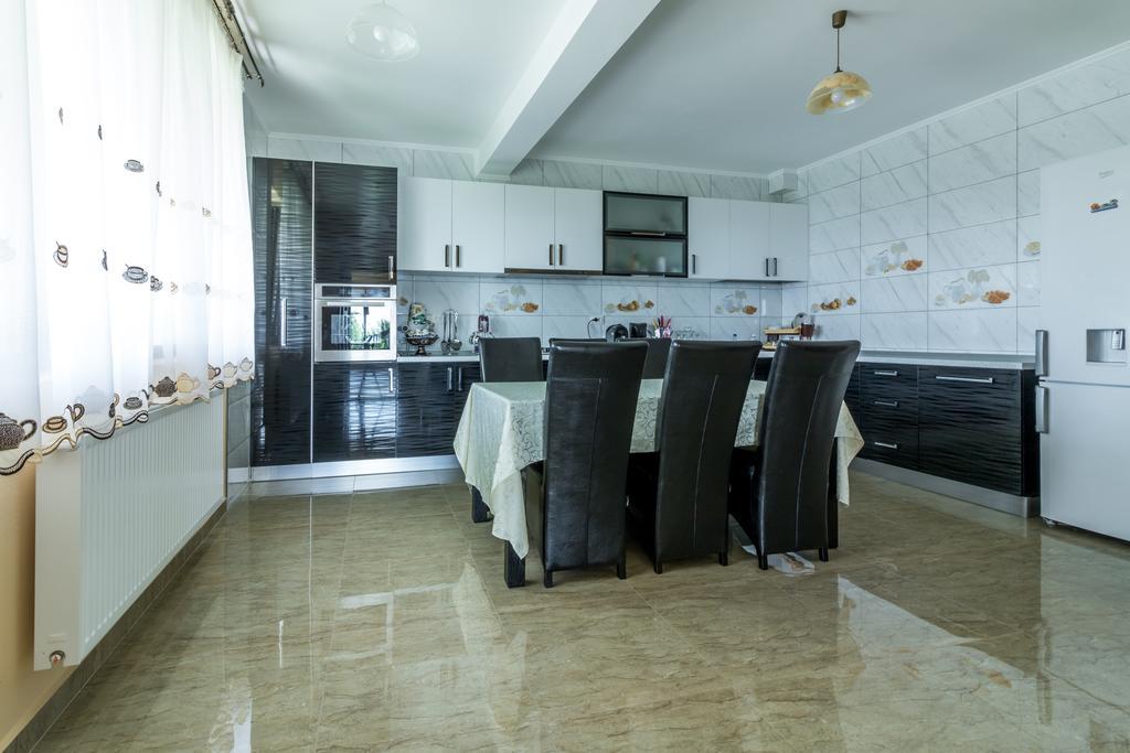Conacul Lui Bulica Hotel Novaci-Străini Exterior foto